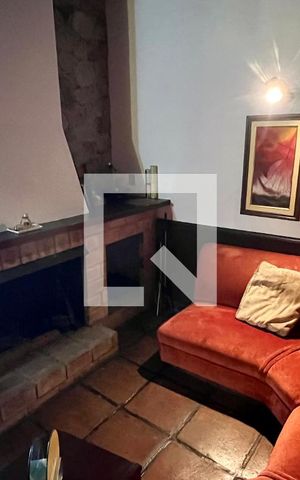 Casa à venda com 592m², 5 quartos e 3 vagas Casa à venda com 592m², 5 quartos e 3 vagasLareira
