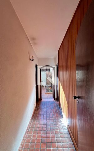 Casa à venda com 592m², 5 quartos e 3 vagas Casa à venda com 592m², 5 quartos e 3 vagasCorredor