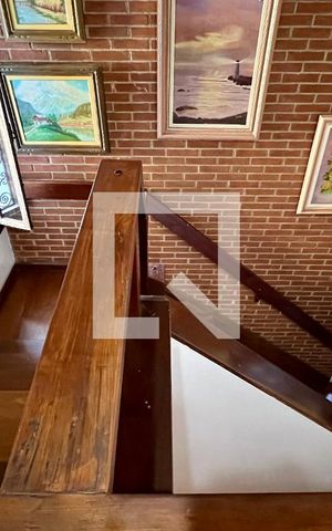 Casa à venda com 592m², 5 quartos e 3 vagas Casa à venda com 592m², 5 quartos e 3 vagasEscada