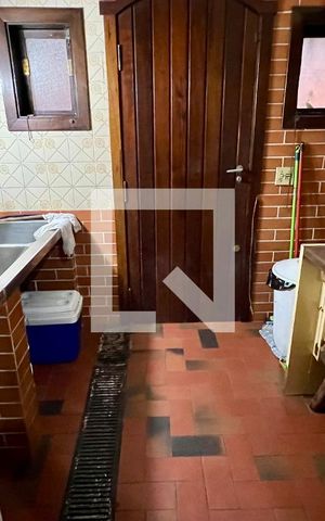 Casa à venda com 592m², 5 quartos e 3 vagas Casa à venda com 592m², 5 quartos e 3 vagasÁrea de Serviço