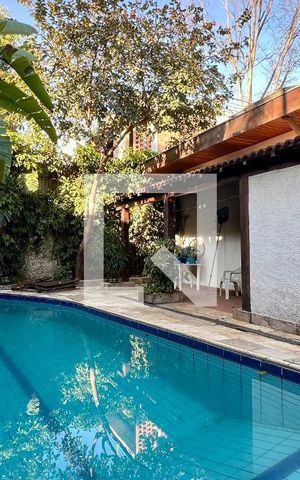 Casa à venda com 592m², 5 quartos e 3 vagas Casa à venda com 592m², 5 quartos e 3 vagasPiscina