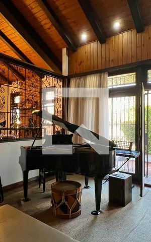 Casa à venda com 592m², 5 quartos e 3 vagas Casa à venda com 592m², 5 quartos e 3 vagasSala