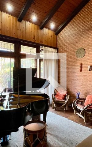 Casa à venda com 592m², 5 quartos e 3 vagas Casa à venda com 592m², 5 quartos e 3 vagasSala