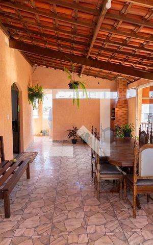 Casa à venda com 330m², 6 quartos e 2 vagas Casa à venda com 330m², 6 quartos e 2 vagasTerraço