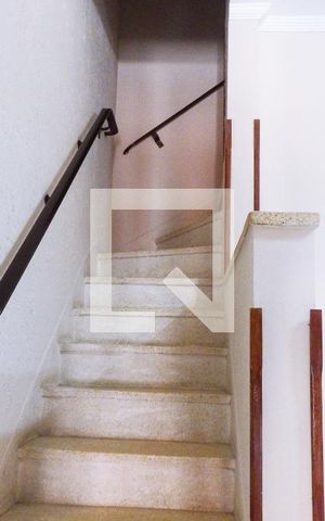 Casa de condomínio para alugar com 70m², 2 quartos e 1 vagaEscada
