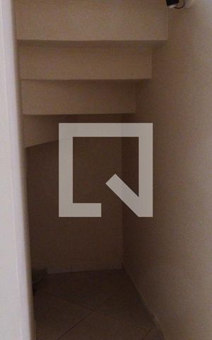 Casa de condomínio para alugar com 70m², 2 quartos e 1 vagaEscada