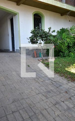Casa à venda com 325m², 6 quartos e 3 vagasGaragem /Jardim