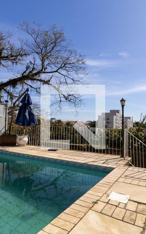 Casa à venda com 314m², 3 quartos e 3 vagas Casa à venda com 314m², 3 quartos e 3 vagasPiscina