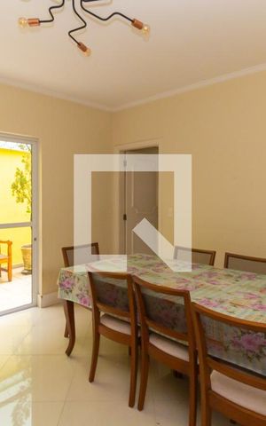 Casa à venda com 206m², 3 quartos e 2 vagas Casa à venda com 206m², 3 quartos e 2 vagasCopa