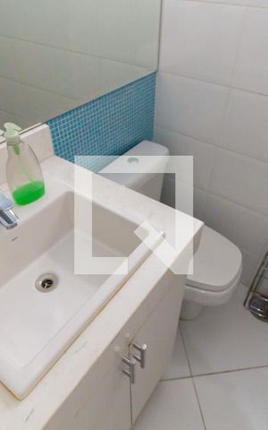 Casa à venda com 206m², 3 quartos e 2 vagas Casa à venda com 206m², 3 quartos e 2 vagasBanheiro