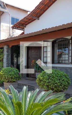 Casa à venda com 375m², 3 quartos e 4 vagas Casa à venda com 375m², 3 quartos e 4 vagasFachada