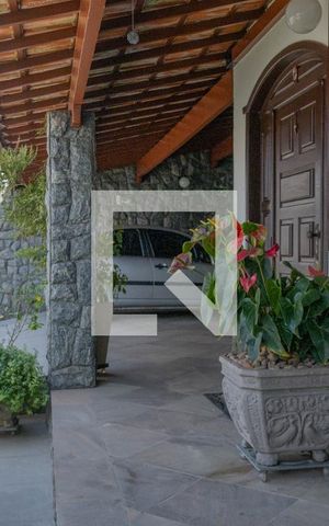 Casa à venda com 375m², 3 quartos e 4 vagas Casa à venda com 375m², 3 quartos e 4 vagasFachada