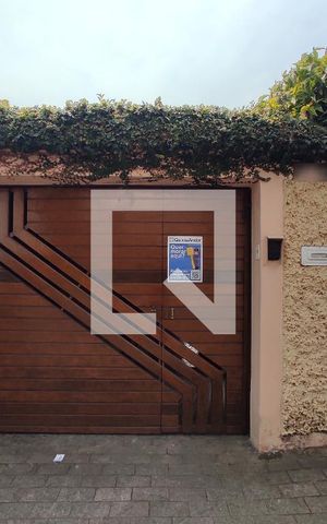 Casa à venda com 250m², 3 quartos e 2 vagas Casa à venda com 250m², 3 quartos e 2 vagasFachada