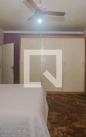 Casa à venda com 411m², 5 quartos e 4 vagas Casa à venda com 411m², 5 quartos e 4 vagasQuarto 5