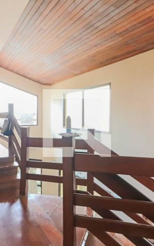 Casa para alugar com 600m², 5 quartos e 6 vagas Casa para alugar com 600m², 5 quartos e 6 vagasEscada