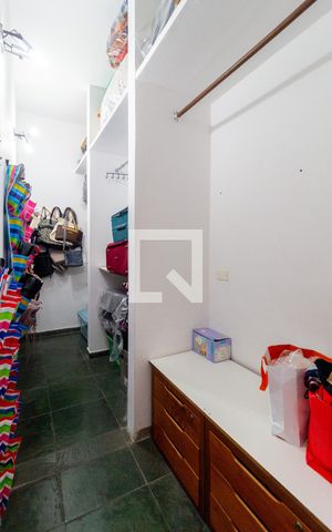 Casa à venda com 240m², 5 quartos e 3 vagas Casa à venda com 240m², 5 quartos e 3 vagasCloset - Quarto 2