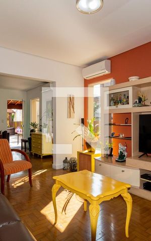 Casa à venda com 240m², 5 quartos e 3 vagas Casa à venda com 240m², 5 quartos e 3 vagasSala de TV