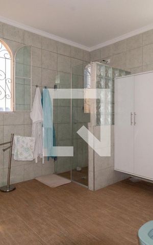 Casa à venda com 240m², 5 quartos e 3 vagas Casa à venda com 240m², 5 quartos e 3 vagasBanheiro - Suíte