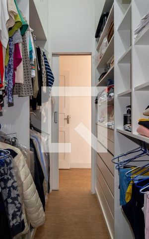 Casa à venda com 240m², 5 quartos e 3 vagas Casa à venda com 240m², 5 quartos e 3 vagasCloset - Suíte