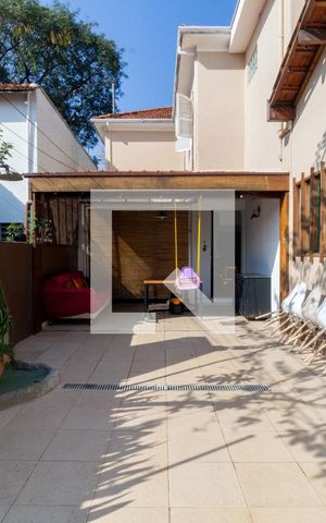 Casa à venda com 240m², 5 quartos e 3 vagas Casa à venda com 240m², 5 quartos e 3 vagasQuintal