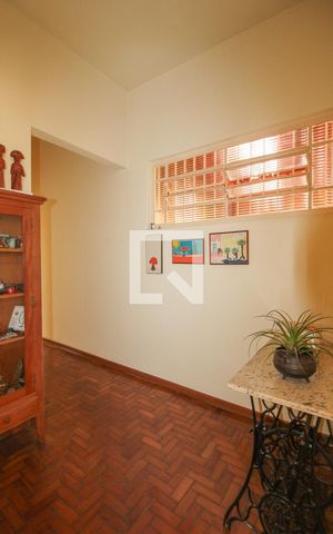 Casa à venda com 367m², 2 quartos e 2 vagas Casa à venda com 367m², 2 quartos e 2 vagasCorredor