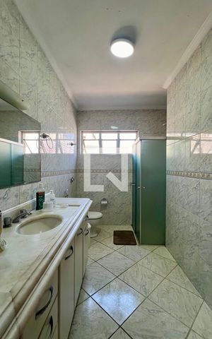 Apartamento para alugar com 201m², 3 quartos e 2 vagas Apartamento para alugar com 201m², 3 quartos e 2 vagasBanheiro da Suíte