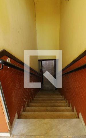 Casa à venda com 410m², 4 quartos e 5 vagasEscada do quintal para a garagem