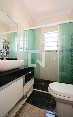 Casa à venda com 210m², 4 quartos e 5 vagasBanheiro da Suíte 1