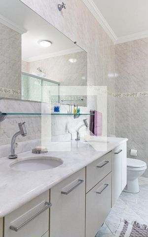 Casa à venda com 300m², 3 quartos e 5 vagas Casa à venda com 300m², 3 quartos e 5 vagasBanheiro da Suíte 1