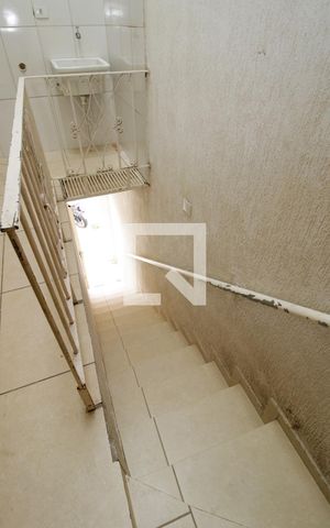 Casa para alugar com 100m², 2 quartos e sem vagaEscada