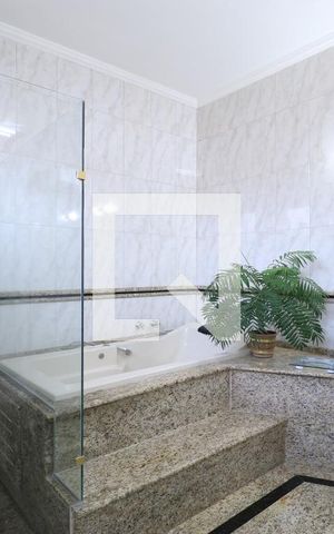 Casa à venda com 650m², 4 quartos e 5 vagasBanheiro da Suíte 2