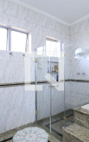 Casa à venda com 650m², 4 quartos e 5 vagasBanheiro da Suíte 2