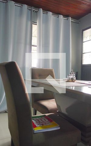 Casa para alugar com 54m², 2 quartos e 2 vagasSala