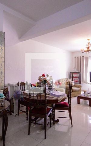 Casa à venda com 190m², 3 quartos e 3 vagas Casa à venda com 190m², 3 quartos e 3 vagasSala
