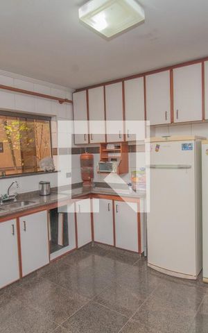 Casa à venda com 434m², 4 quartos e 8 vagas Casa à venda com 434m², 4 quartos e 8 vagasCozinha