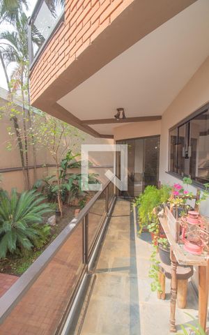 Casa à venda com 434m², 4 quartos e 8 vagas Casa à venda com 434m², 4 quartos e 8 vagasVaranda