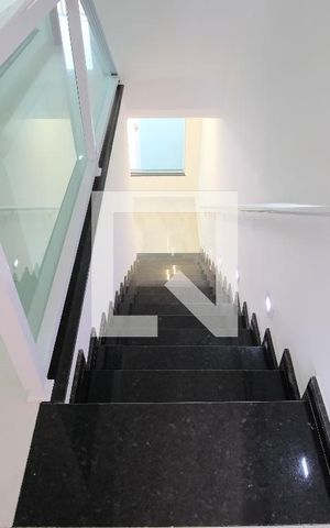 Casa para alugar com 250m², 4 quartos e 4 vagasEscada