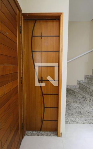 Casa de condomínio à venda com 102m², 3 quartos e 2 vagasLavabo