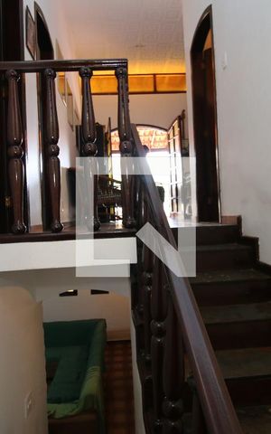 Casa à venda com 420m², 3 quartos e 2 vagasEscada de acesso 2º piso