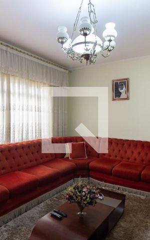 Casa à venda com 200m², 2 quartos e 4 vagas Casa à venda com 200m², 2 quartos e 4 vagasSala