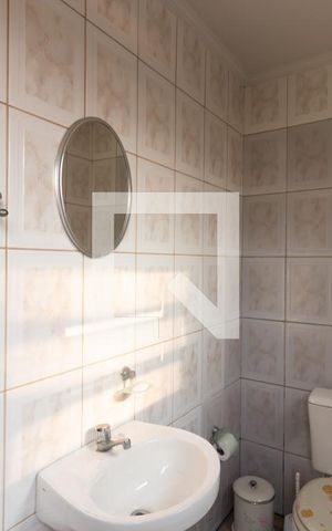 Casa à venda com 200m², 2 quartos e 4 vagas Casa à venda com 200m², 2 quartos e 4 vagasBanheiro de Serviço