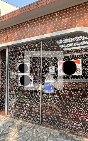 Casa à venda com 120m², 2 quartos e 1 vagaFachada + plaquinha