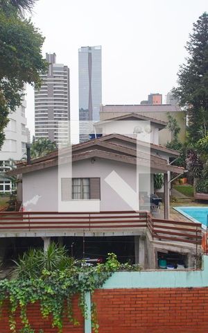 Casa à venda com 700m², 5 quartos e 3 vagas Casa à venda com 700m², 5 quartos e 3 vagasVista do Quarto 1