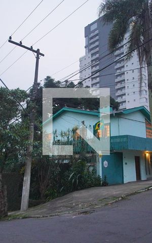 Casa à venda com 700m², 5 quartos e 3 vagas Casa à venda com 700m², 5 quartos e 3 vagasFachada