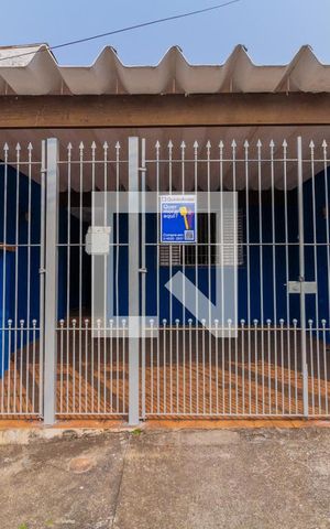 Casa à venda com 140m², 2 quartos e 2 vagas Casa à venda com 140m², 2 quartos e 2 vagasFachada
