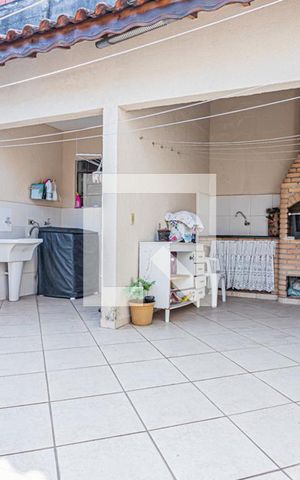 Casa à venda com 145m², 3 quartos e 2 vagas Casa à venda com 145m², 3 quartos e 2 vagasQuintal e churrasqueira