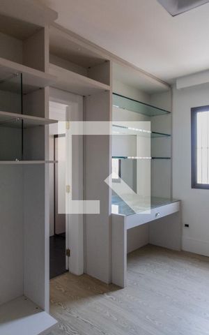 Apartamento à venda com 500m², 3 quartos e 4 vagas Apartamento à venda com 500m², 3 quartos e 4 vagasCloset da Suíte