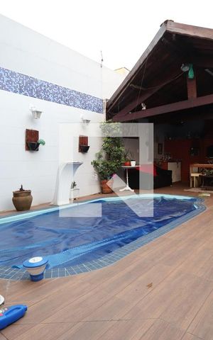 Casa à venda com 350m², 4 quartos e 3 vagasPiscina