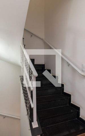 Casa de condomínio à venda com 127m², 3 quartos e 2 vagasEscada