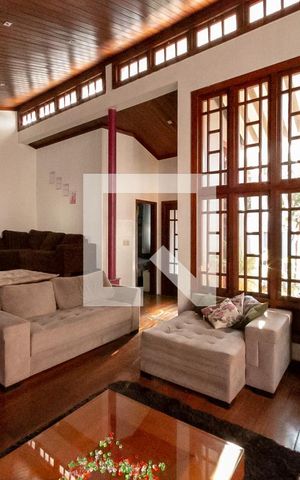 Casa à venda com 400m², 3 quartos e 2 vagas Casa à venda com 400m², 3 quartos e 2 vagasSala